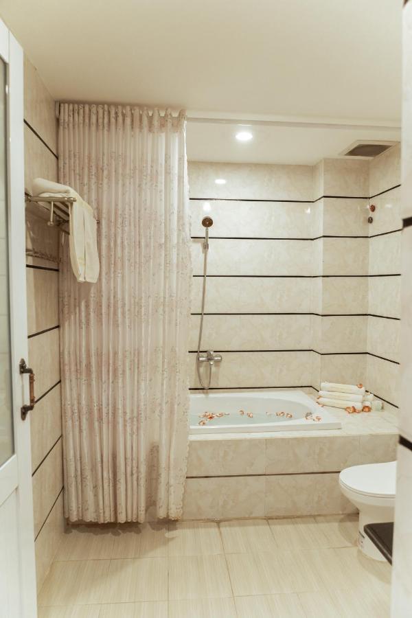 Window 1 Hotel Kon Tum Экстерьер фото