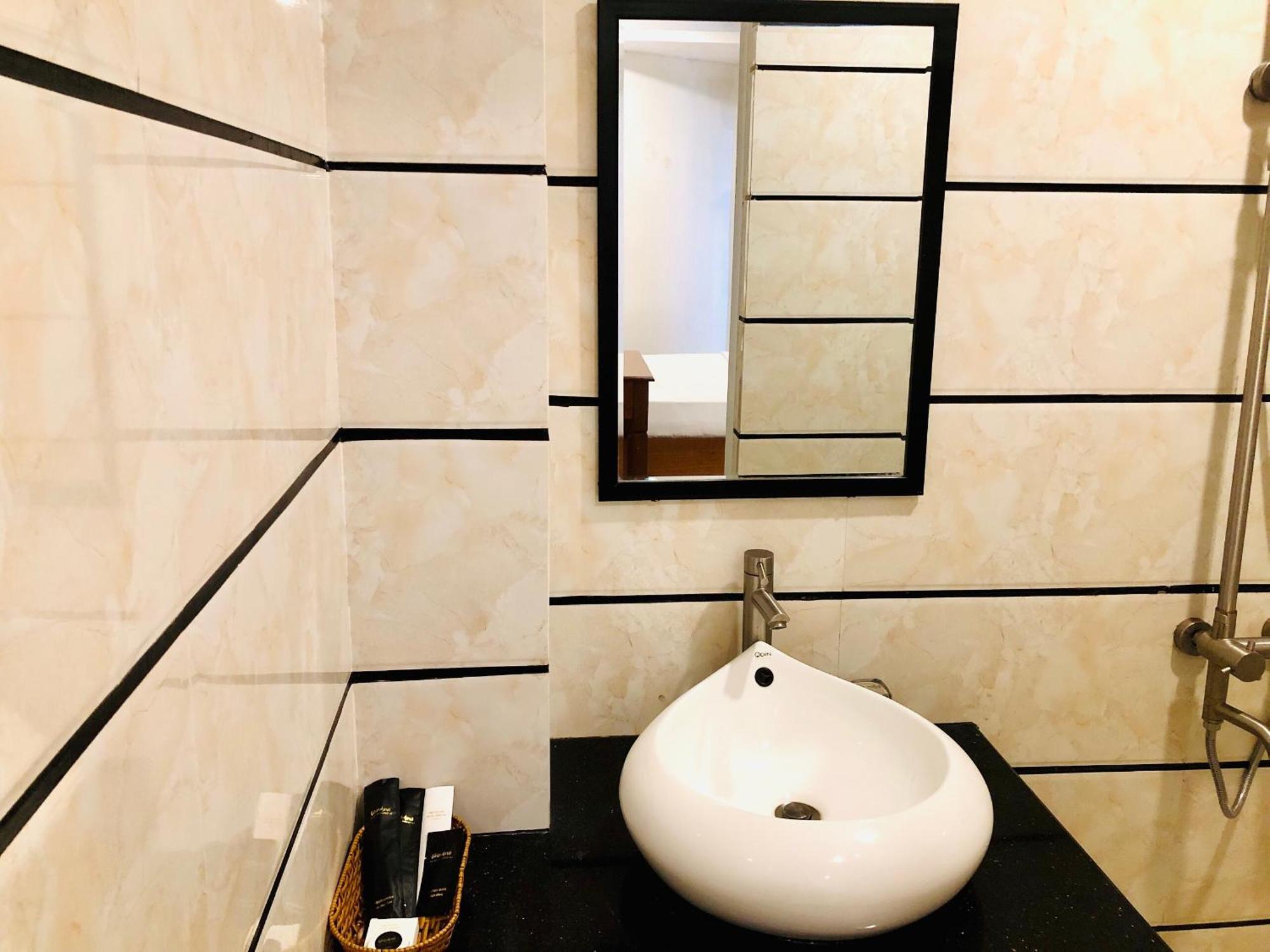 Window 1 Hotel Kon Tum Экстерьер фото
